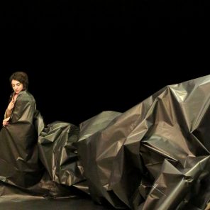 Les Os noirs, mise en scène et chorégraphie de Phia Ménard, au Montfort / Théâtre de la ville hors les murs