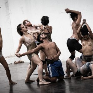 Fúria, chorégraphie de Lia Rodrigues, à Chaillot - Théâtre national de la danse