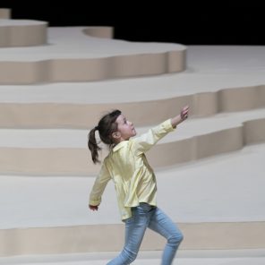 Les grands, conception et mise en scène de Fanny de Chaillé, au Théâtre Paris-Villette