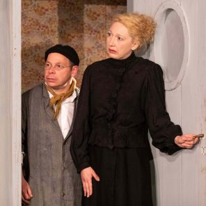 Tchékhov à la folie : La Demande en mariage et L’Ours, d’Anton Tchékhov, mise en scène de Jean-Louis Benoit, Théâtre de Poche