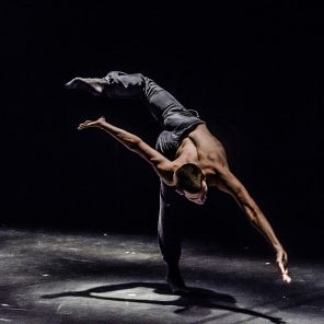 Asylum, une chorégraphie de Rami Be’er par la Kibbutz Contemporary Dance Company, au Théâtre de Paris