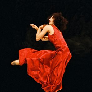 Moving with Pina, de et avec Cristiana Morganti, Théâtre des Abbesses