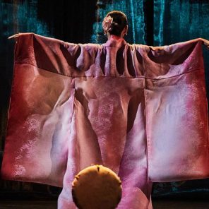 Le Tambour de soie, un nô moderne, mise en scène et chorégraphie de Kaori Ito et Yoshi Oïda, Théâtre de la Ville / Espace Cardin *