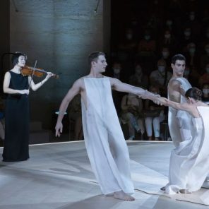 Bach 6 Solo, de Robert Wilson, Lucinda Childs, Jennifer Koh, mis en scène par Robert Wilson, Théâtre de la Ville, Festival d’automne