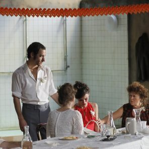 Huit heures ne font pas un jour, de Rainer Werner Fassbinder, mis en scène par Julie Deliquet au TGP, CDN de Saint-Denis