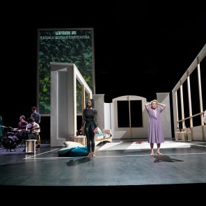 A Bright room called day, de Tony Kushner, mise en scène de Catherine Marnas, au Théâtre du Rond-Point