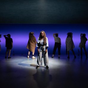 Les filles du Saint-Laurent, de Rébecca Dérape, en collaboration avec Annick Lefebvre, mise en scène d’Alexia Bürger, Théâtre de la Colline