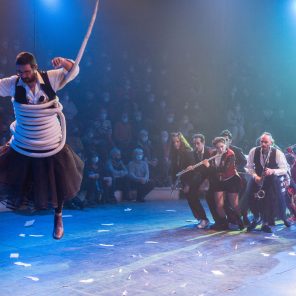 PIC, de Supnatural Orchestra et Cirque Inextremiste, mis en scène par Yann Ecauvre, au Village de Cirque, Pelouse de Reuilly, Paris