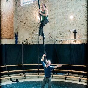De Bonnes Raisons, par la Compagnie La Volte Cirque, avec Matthieu Gary et Sidney Pin, au Théâtre Monfort, Paris