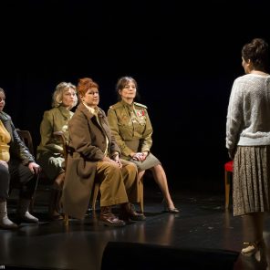 La guerre n’a pas un visage de femmes de Svetlana Alexievitch, mise en scène de Marion Bierry, au théâtre Traversière 