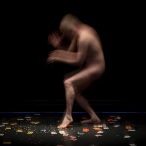 Dans la peau d’un magicien, conception et interprétation de Thierry Collet, mise en scène d’Éric Didry, au Théâtre du Rond-Point