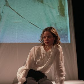 Au bord, de Claudine Galea, mise en scène de Marine Gesbert, au Théâtre de La flèche