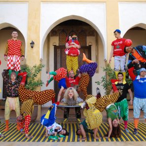FIQ ! (Réveille-toi !), par le Groupe Acrobatique de Tanger, mis en scène de Maroussia Diaz Verbèke, à L’Espace Chapiteaux – Parc de la Villette