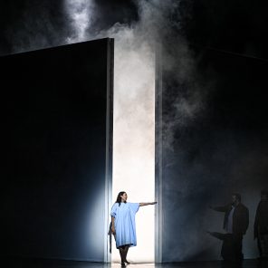 La Traviata de Giuseppe Verdi, direction musicale de Giacomo Sagripanti, mise en scène de Simon Stone, Opéra national de Paris (Opéra Bastille)