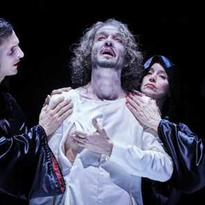 Macbeth, d’après William Shakespeare, adaptation, mise en scène et scénographie de Silvia Costa, à la Comédie-Française