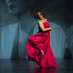Sweet Mambo, mise en scène et chorégraphie de Pina Bausch, au Théâtre de la Ville / Sarah Bernhardt