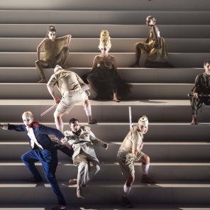 Les Paravents, texte de Jean Genet, mise en scène d’Arthur Nauzyciel, à l’Odéon-Théâtre de l’Europe