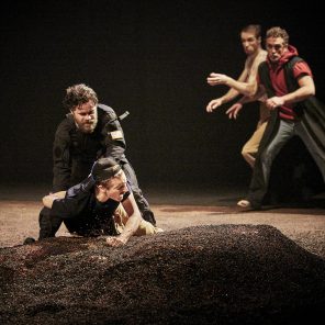 Les Raisins de la colère, de John Steinbeck, adaptation et mise en scène de Hugo Roux, au Théâtre 11, Festival d’Avignon OFF