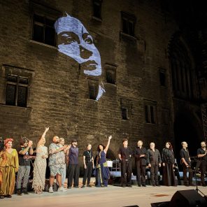 Oum Kalthoum. La Voix des femmes. Une célébration des 50 ans de la disparition de l’Astre d’Orient, direction musicale de Zeid Hamdan, Cour d’honneur du Palais des Papes, Festival d'Avignon (In)