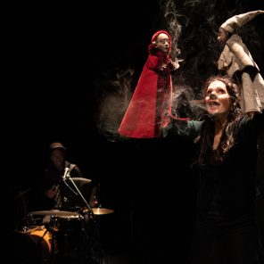 La Manékine, de Romaric Sangars, création et interprétation d’Estelle Charrier et Martin Kaspar Orkestar, à la 23ème édition du Festival Mondial des Théâtres de Marionnettes de Charleville-Mézières