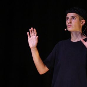 Violences, conception, écriture et interprétation de Léa Drouet, au Théâtre de la Bastille