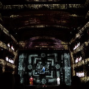 Satyagraha, de Philip Glass, direction musicale de Léo Warynski, mise en scène et chorégraphie de Lucinda Childs, Opéra Nice Côte d’Azur