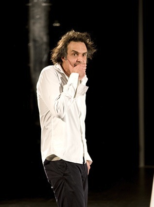 Critique •  « La Loi du Marcheur » d’après Serge Daney, de et par Nicolas Bouchaud au Rond-Point