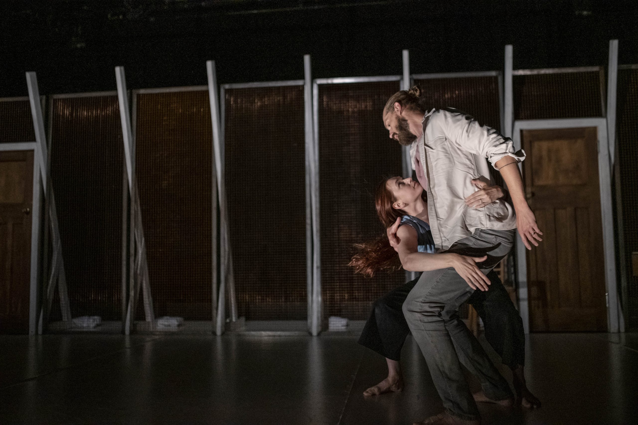 Juliet & Romeo, mise en scène de Ben Duke, conception de Ben Duke et Solène Weinachter, au Théâtre de la Ville / Les Abbesses, Paris