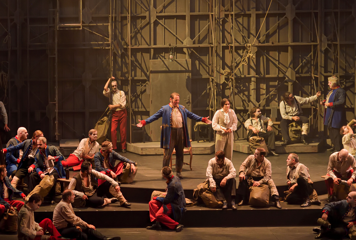 Faust, de Charles Gounod, dirigé par Louis Langrée, mis en scène par Denis Podalydès, à l’Opéra-Comique, Paris