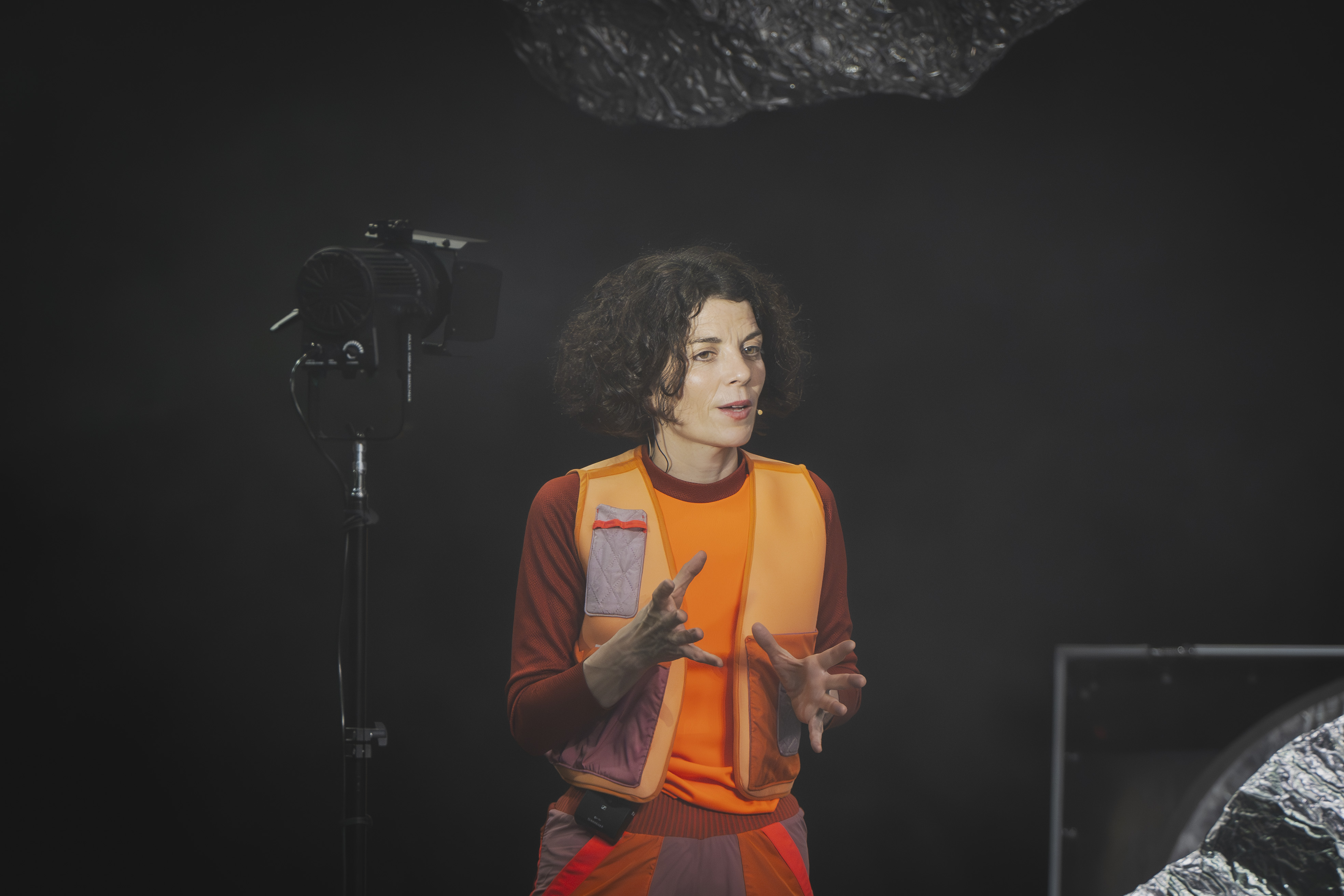 Cuerpos Celestes, conception Laida Azkona-Goñi et Txalo Toloza Fernández, au Théâtre de la Ville-Sarah Bernhardt / Chantiers d’Europe