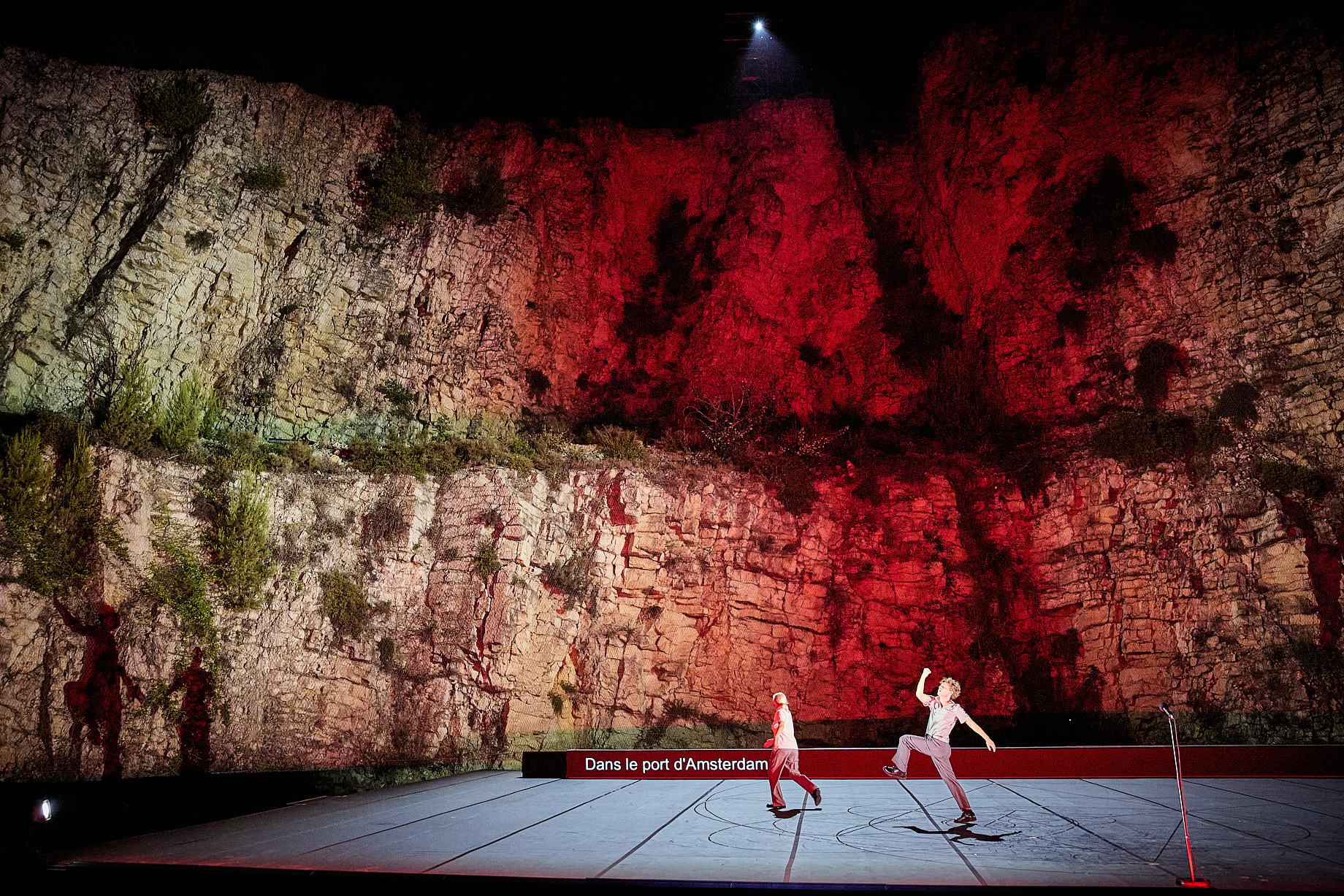 Brel, concept et chorégraphie de Anne Teresa de Keersmaeker et Solal Mariotte, à la Carrière de Boulbon / Festival Avignon In