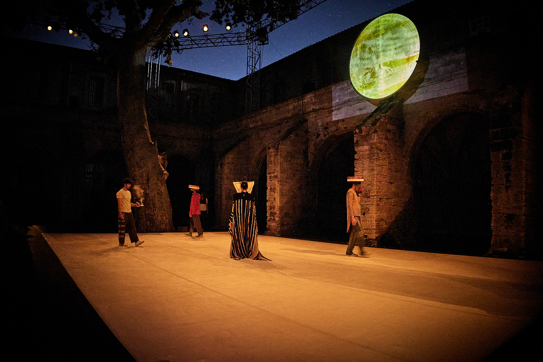 Magec/The Desert Concept, chorégraphie et scénographie de Radouan Mriziga, Cloître des Célestins, Festival d’Avignon IN
