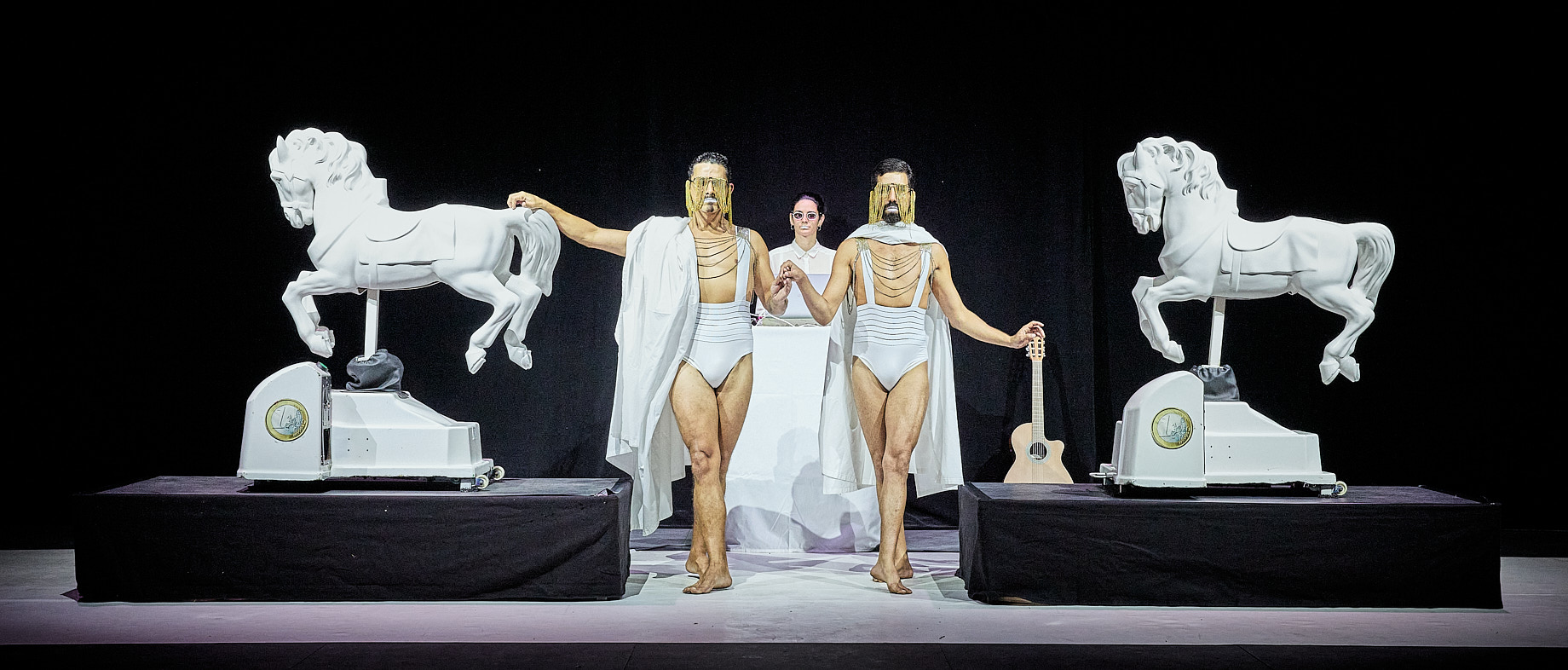 Coin Operated, chorégraphie et interprétation de Jonas Lopes et Patrick Lander, au bar du festival le Mahabharata, festival Avignon IN