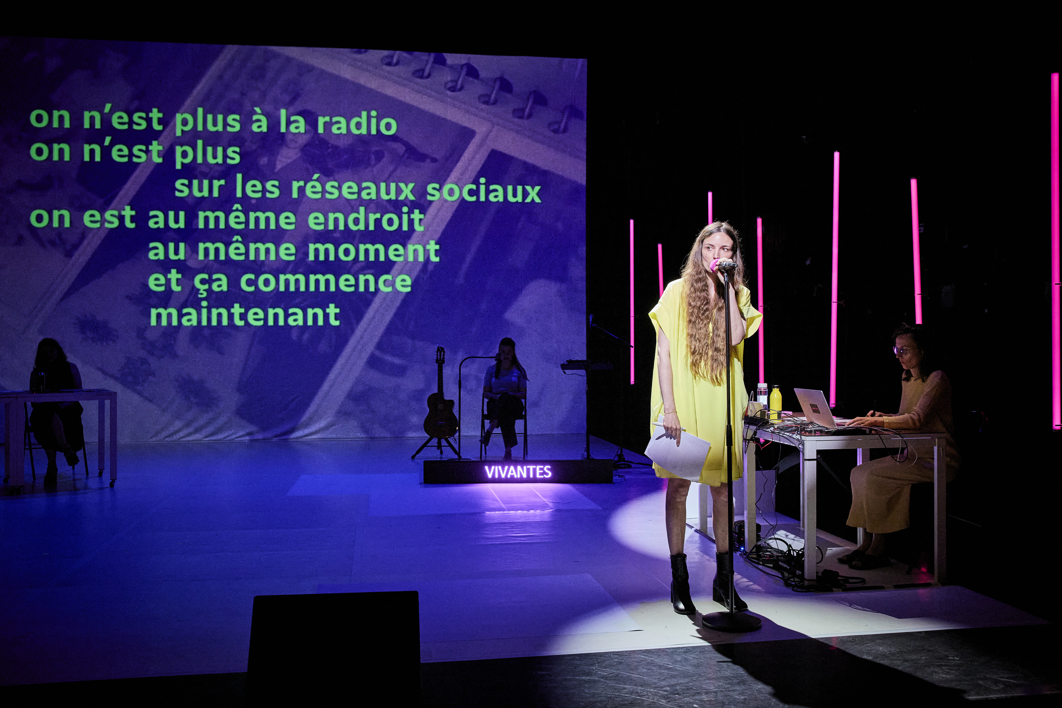 Radio Live (I- Vivantes ; II- Nos vies à venir ; III- Réuni.es), d’Aurélie Charon, Théâtre Benoît XII, Festival d’Avignon In