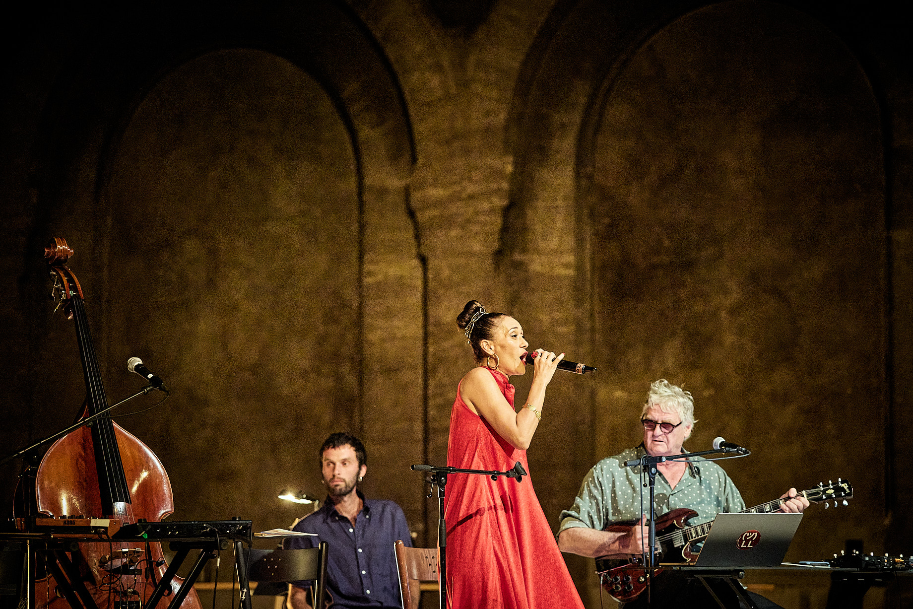 Nour. Une célébration poétique de la langue arabe, direction artistique et musicale de Julien Colardelle, Radhouane El Meddeb, Cour du lycée Saint-Joseph, Festival d’Avignon (In)
