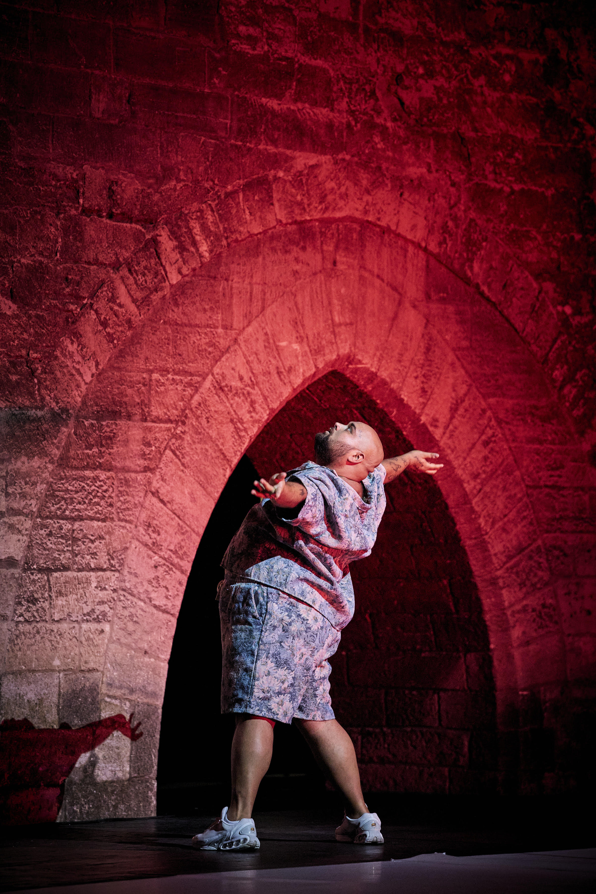 Oum Kalthoum. La Voix des femmes. Une célébration des 50 ans de la disparition de l’Astre d’Orient, direction musicale de Zeid Hamdan, Cour d’honneur du Palais des Papes, Festival d’Avignon (In)