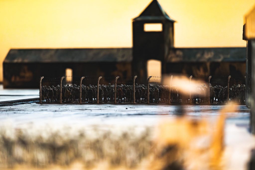Kamp, création et interprétation de Pauline Kalker, Arlène Hoonweg et Herman Helle, à la 23e édition du Festival Mondial des Théâtres de Marionnettes de Charleville-Mézières