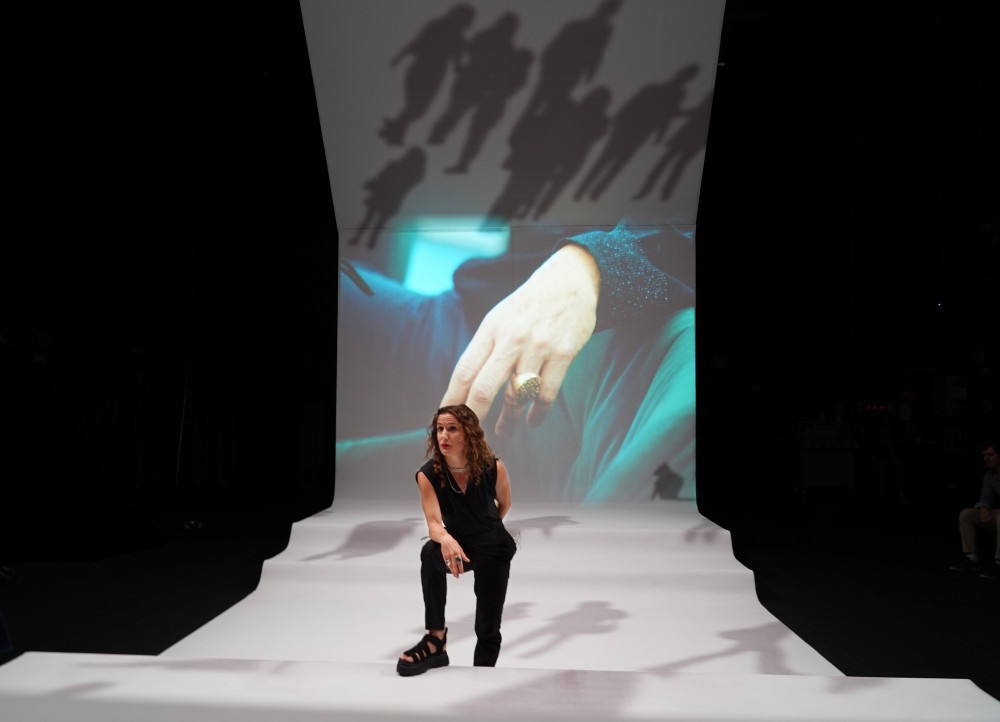 Affaires familiales, conception, écriture et mise en scène d’Émilie Rousset, au Théâtre de la Bastille, Paris, dans le cadre du Festival d’Automne