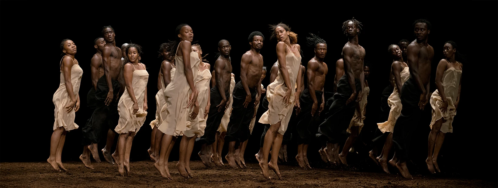 Joséphine, chorégraphie de Germaine Acogny et Alesandra Seutin, mise en scène de Mikaël Serre / le Sacre du printemps, musique d’Igor Stravinsky, chorégraphie de Pina Baush, Ecole des sables, au Théâtre des Champs-Elysées