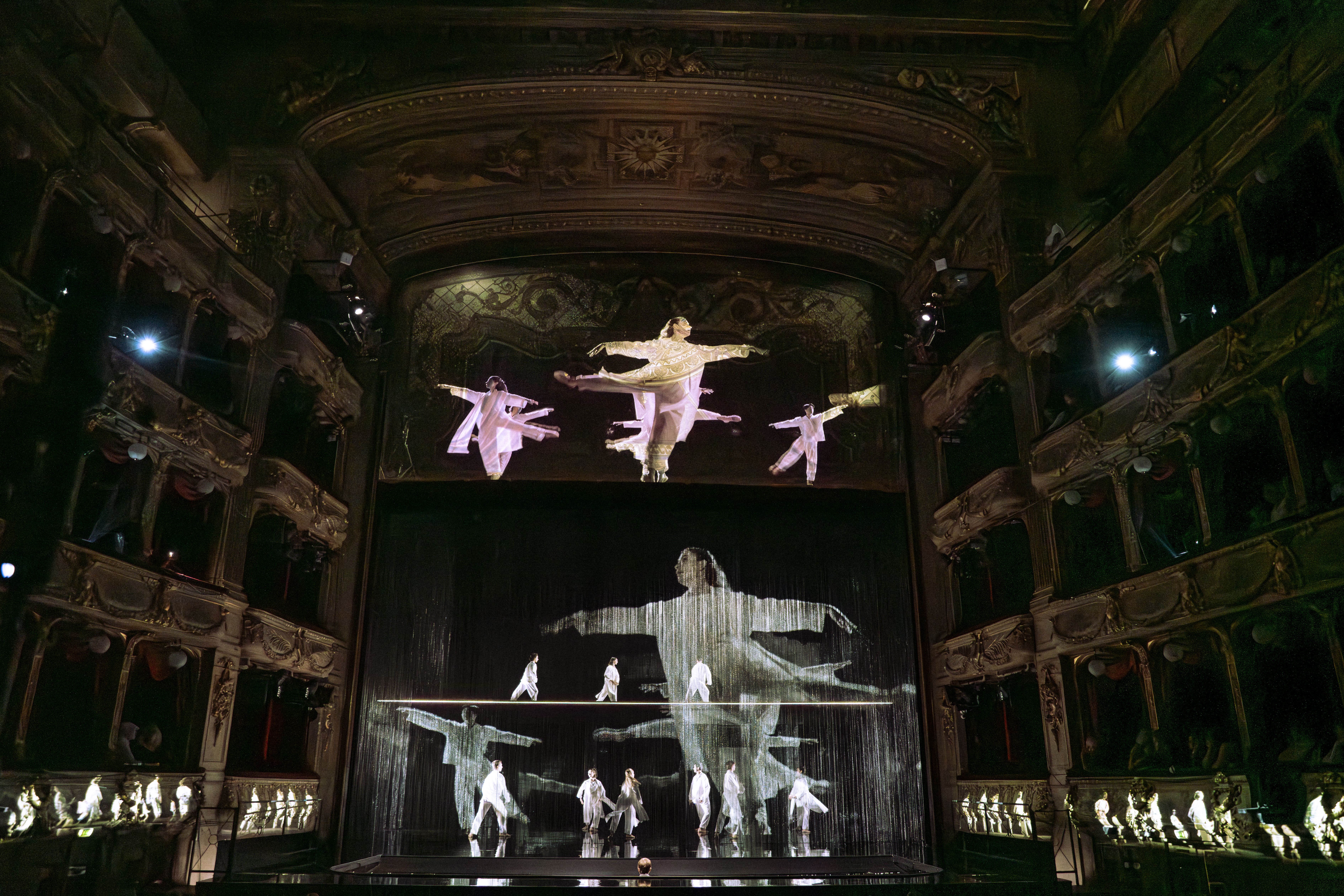 Satyagraha, de Philip Glass, direction musicale de Léo Warynski, mise en scène et chorégraphie de Lucinda Childs, Opéra Nice Côte d’Azur