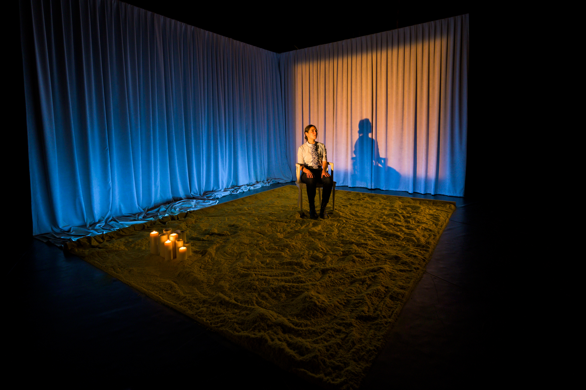 Le Papier peint jaune, adapté de Charlotte Perkins Gilman, mise en scène d’ Alix Riemer, au Théâtre Silvia Monfort