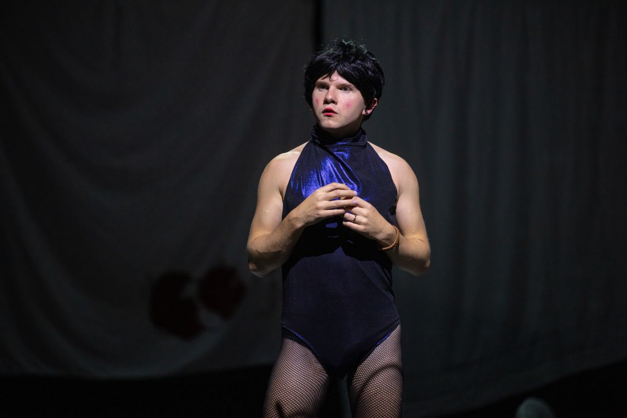 Dainas (pron. daïnas), texte de Jonathan Capdevielle et Dimitri Doré, mise en scène de Jonathan Capdevielle, au Théâtre de Gennevilliers