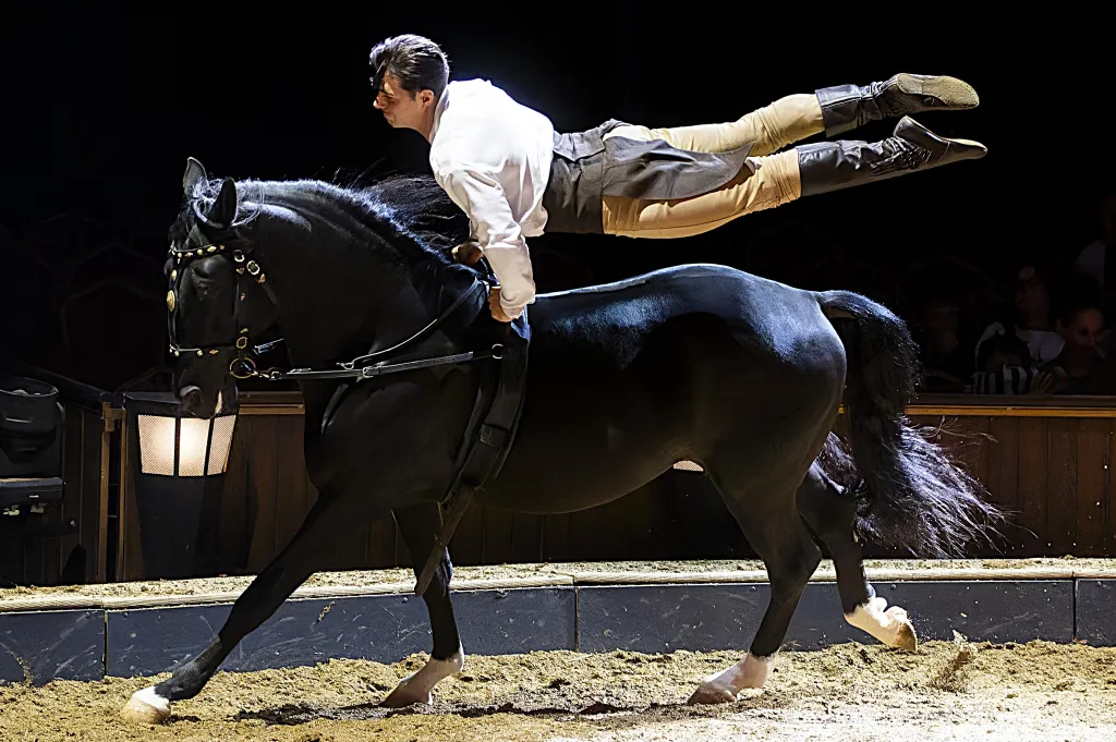Les Folies Gruss 52e édition, Comédie musicale et saltimbanque, au Chapiteau des Folies Gruss, Paris 16e