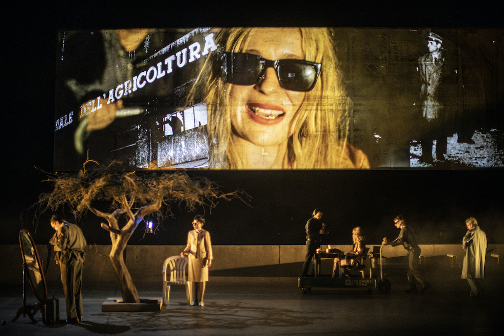 Pétrole d’après Pier Paolo Pasolini, mise en scène de Sylvain Creuzevault à L’Odéon, théâtre de l’Europe, dans le cadre du festival d’Automne à Paris