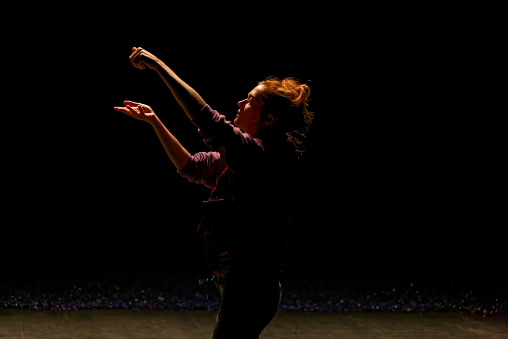 Toutes nos mains, conception et mise en scène de Daniela Labbé Cabrera, au Théâtre des Quartiers d’Ivry