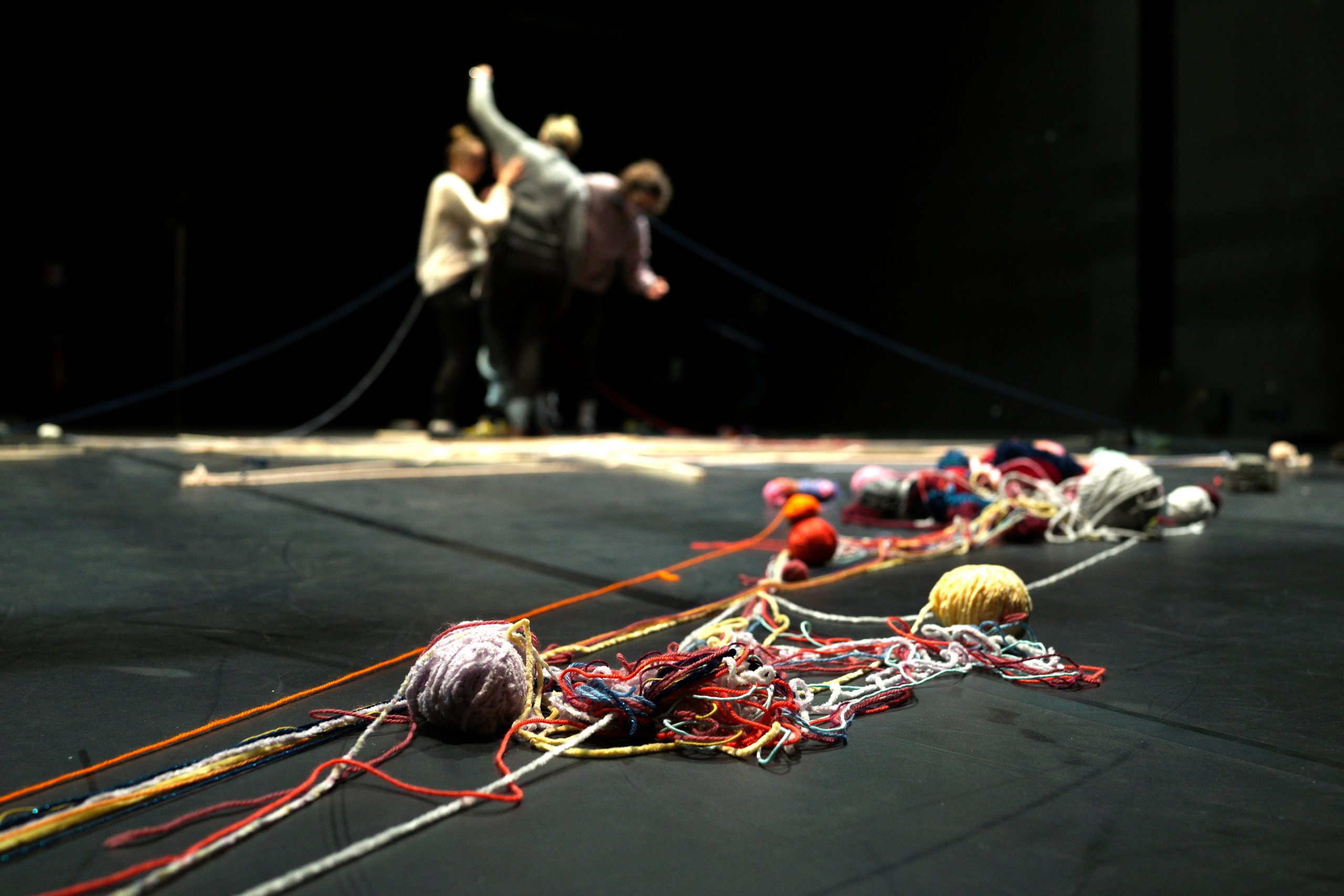 Mirages et tendresses, textes et mise en scène d’Ivana Müller, La Conciergerie – Centre des monuments nationaux, Paris