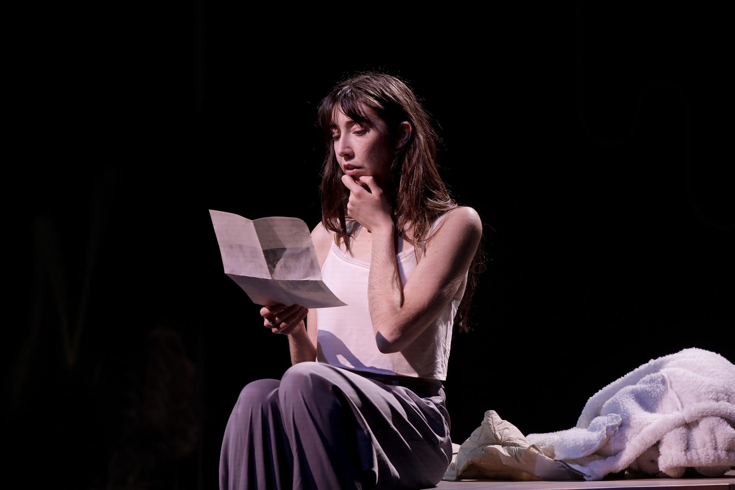 Mémoire de fille, d’après Annie Ernaux, mise en scène de Sarah Kohm, Théâtre de la Ville-Les Abbesses, Paris