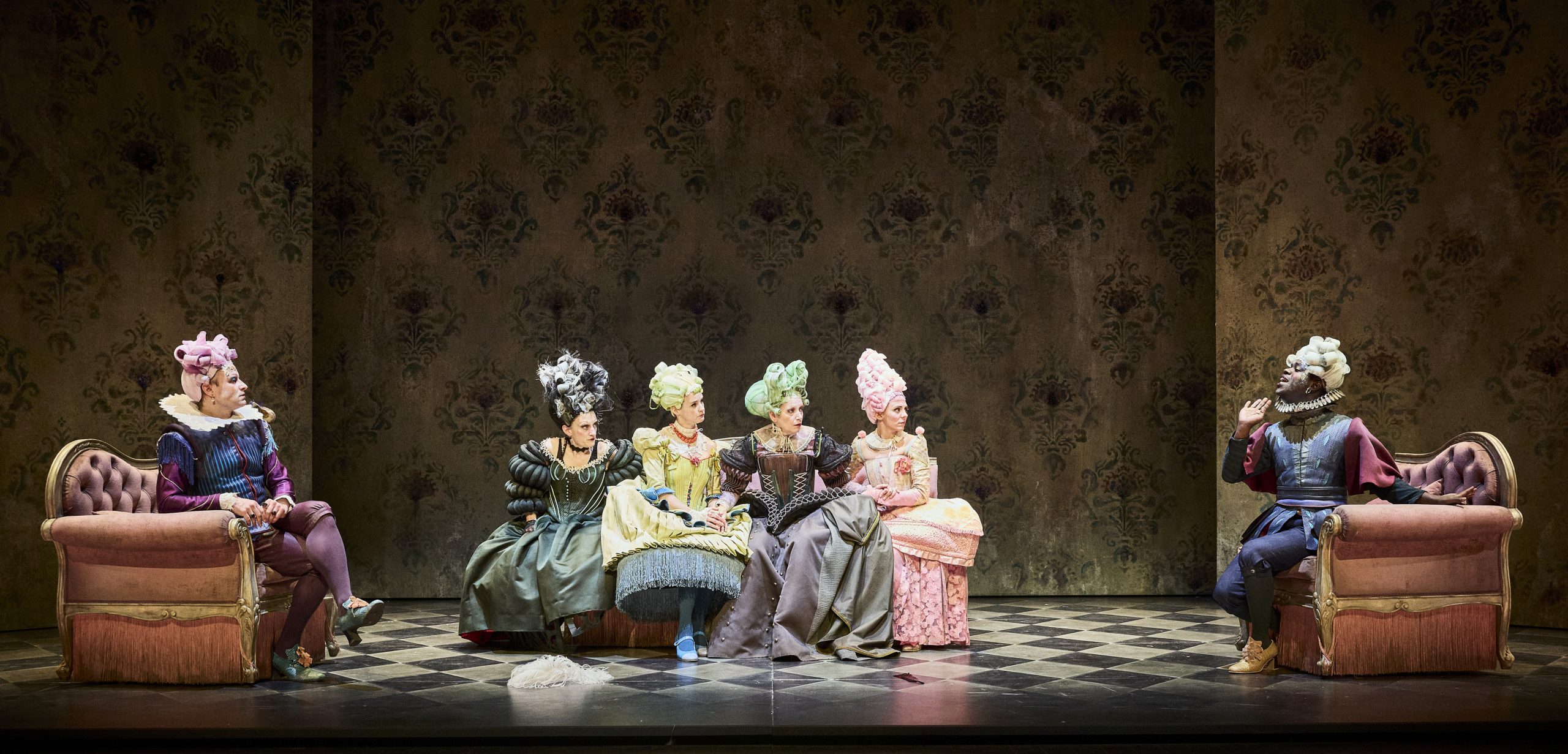 Les femmes savantes, de Molière, mise en scène d’Emma Dante, au Théâtre du Rond-Point / Comédie Française hors les murs