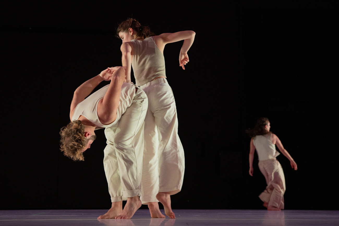 …est au-delà, une raison d&rsquo;être… conception et chorégraphie de Jean-Christophe Boclé, création musicale d’Orlando Bass, Théâtre de la Cité Internationale, Festival Faits d’hiver, Paris