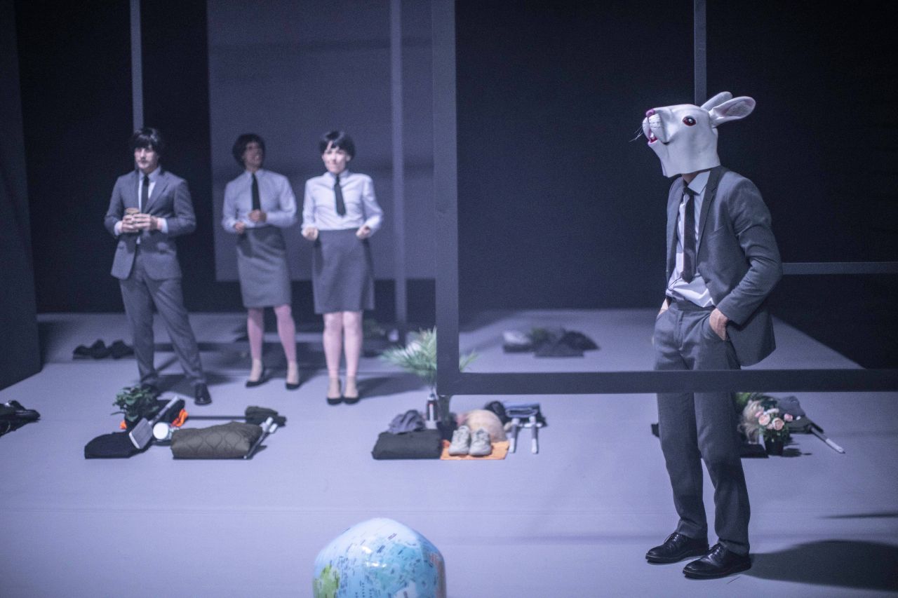 Monde nouveau, texte d’Olivier Saccomano, mise en scène de Nathalie Garraud, au T2G